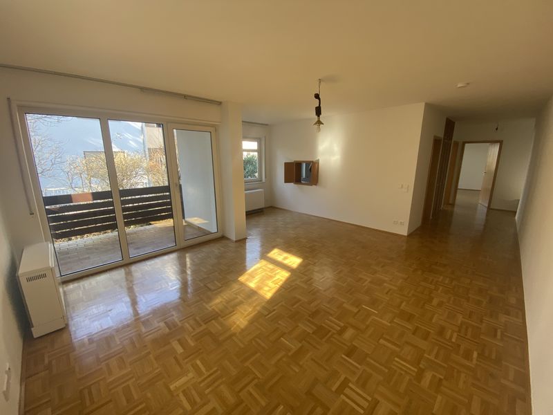 Frisch renovierte, helle 3-Zimmer Wohnung mit 2 Balkonen und Garage in ruhiger Feldrandlage